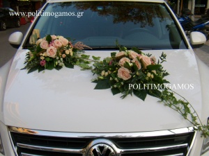 Στολισμός αυτοκινήτου με ροζ τριαντάφυλλα και φύλλα μανόλιας